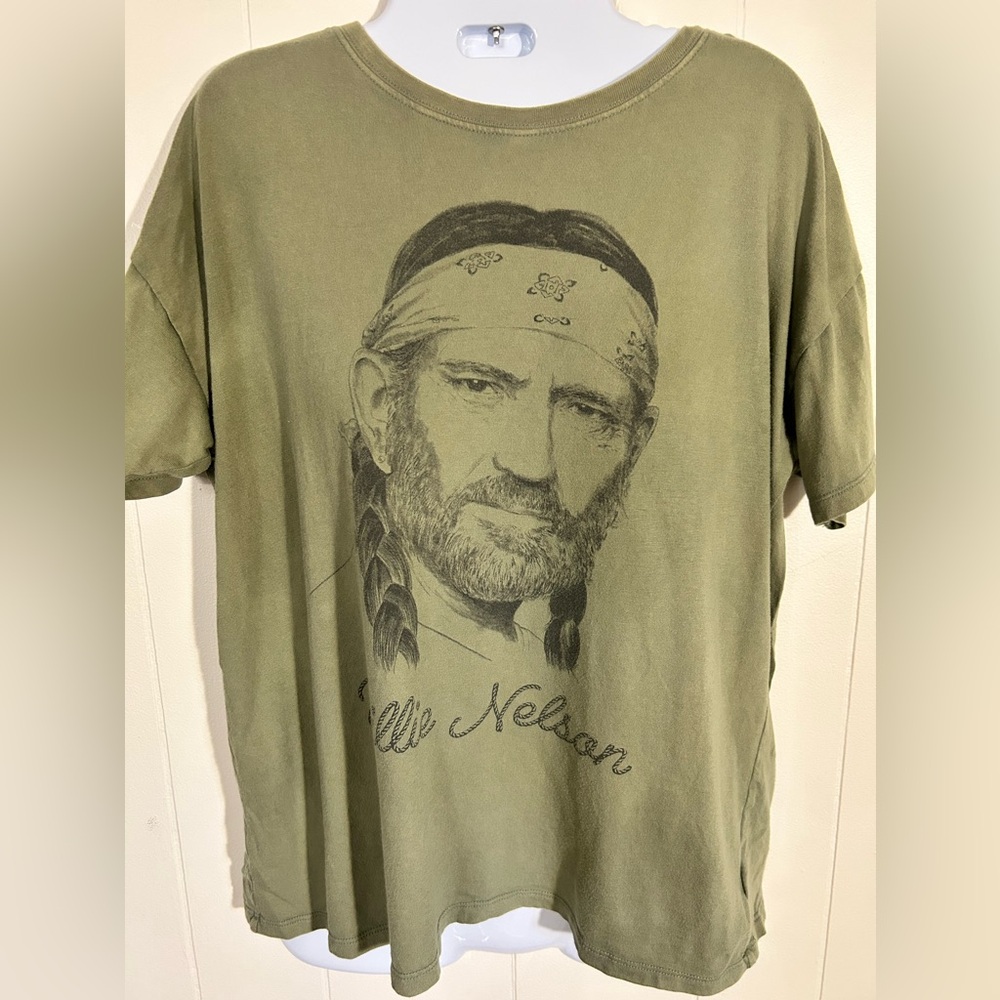 Tailgate brand Willie Nelson tee
Unisex small
Green
-loose fit-